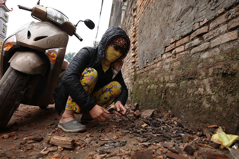 Người lớn, trẻ nhỏ lẻn vào hiện trường vụ nổ ở Bắc Ninh rồi vô tư nhặt vỏ đạn vương vãi bất chấp nguy hiểm